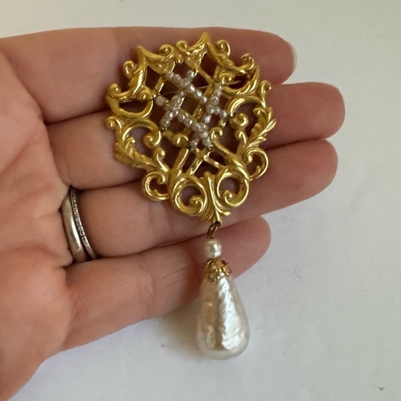 Vintage Gold Crest Brooch Pear Baroque Pearl Drop Designer Miriam Haskell Pin - Picture 5 of 9